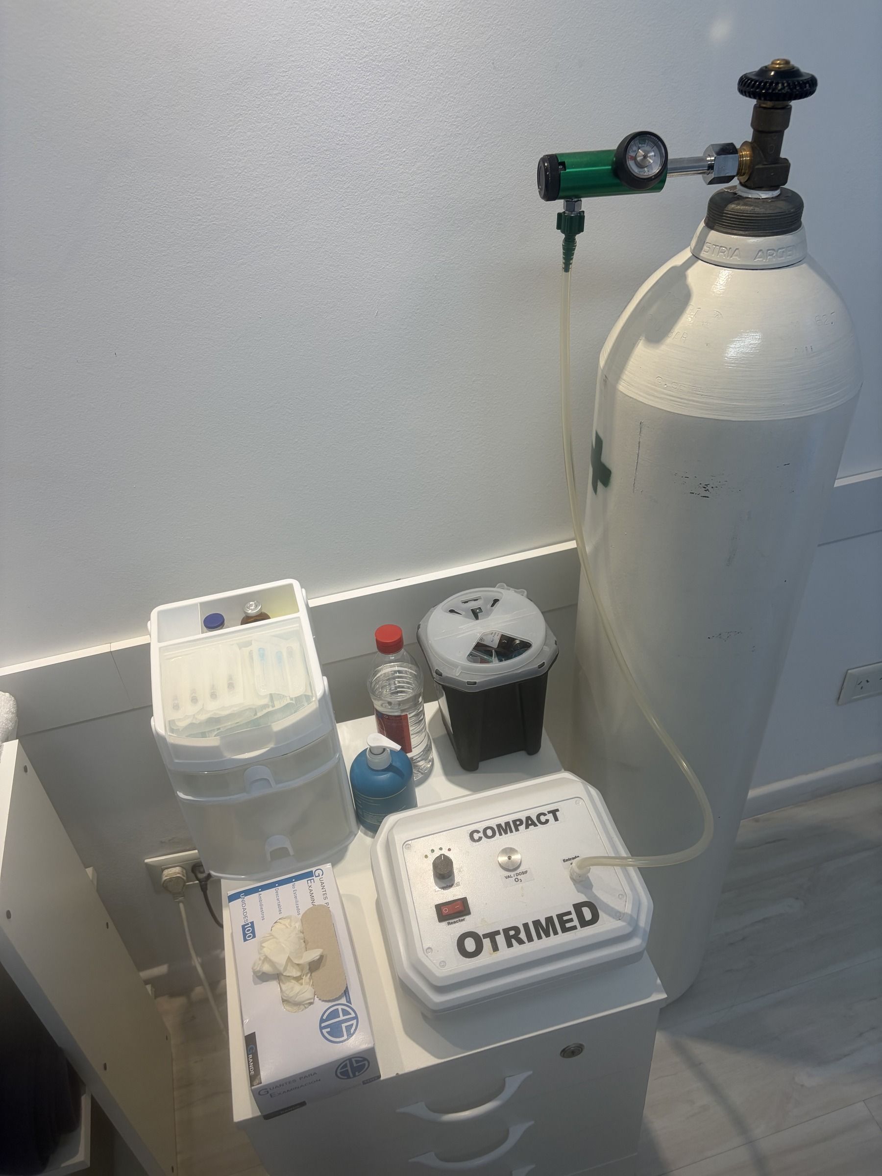 El equipo de ozonoterapia del consultorio junto al tubo de oxígeno